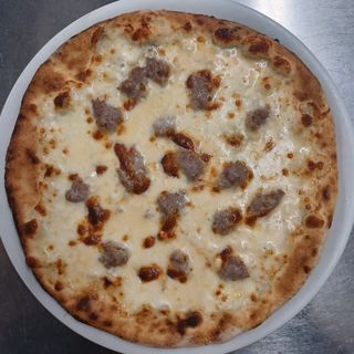 Pizza formaggi e salsiccia