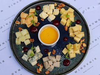 Сирна тарілка з медом і горіхами (310г)