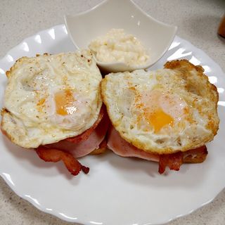 Toast bacon & egg  cu cartofi prăjiți 