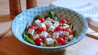 SALATA HOPAA CU CARNE DE PUI