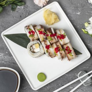 Дракон з восьминогом, вугрем та ікрою тобіка