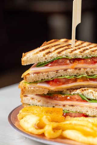 Club sandwich cu sunca si cascaval 