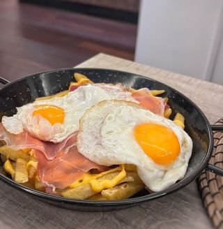 Ovos Rotos c/ Presunto E Molho Queijo Cheddar