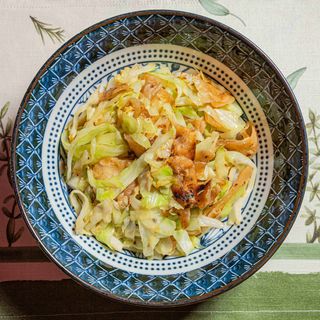 Piadina fatta a mano, ritagliata e saltata