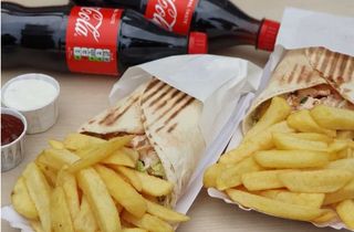 2 kebab de pui mare + 2 Cartofi + 2 Coca-Cola 