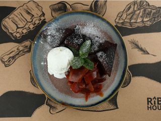 Брауні з морозивом та цукатами (120/50/40g)