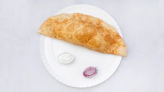 Czeburek z mięsem, serem oraz pieczarkami i pomidorem