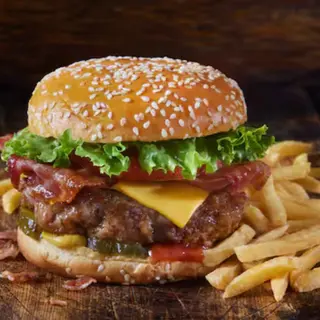 Hamburguesa con bacon y huevos 