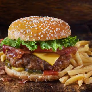 Hamburguesa con bacon y huevos 