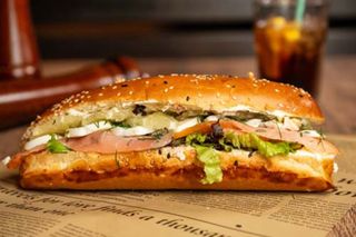 Sandwich cu somon și cremă de brânză