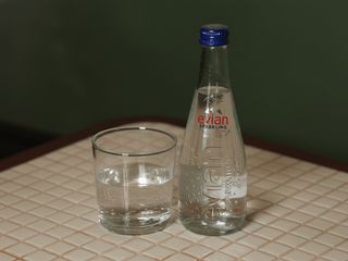 Вода Евіан мінеральна газована 0,33 скло