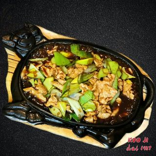 68E  -Maiale con porri alla piastra