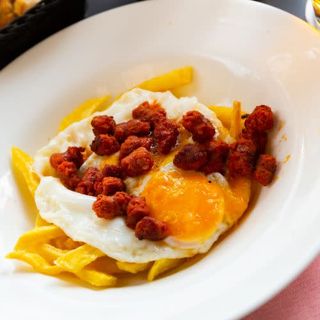 Huevos rotos con chistorra