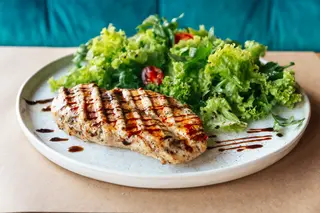 Стейк курячий з мікс салатом (150/100 г)