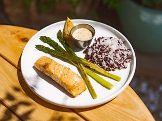 СТЕЙК ЛОСОСЯ ЗІ СПАРЖЕЮ (220g)