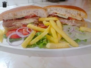 Punjena pljeskavica sa suvim vratom i kačkavaljem