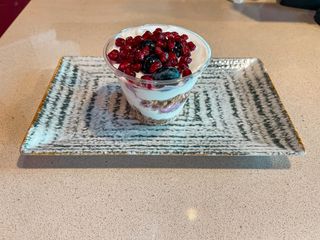 Minigranola cu iaurt si fructe