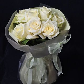 Buchet din 7 trandafiri albi