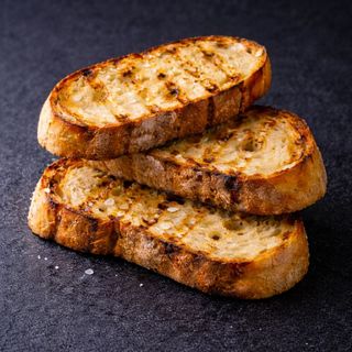RACIÓN DE PAN  TOSTADO AL CARBÓN