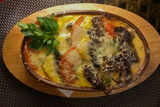 Отварная конина запеченая с овощами