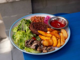 Сніданок з веганською котлетою та картоплею