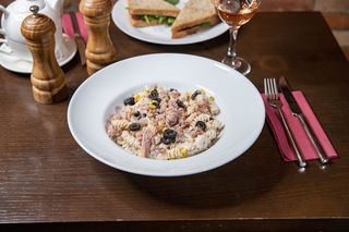 Salată de paste cu ton, porumb, măsline