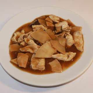 51. Maiale con bambù e funghi