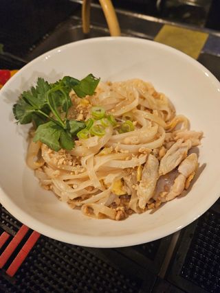 Pad thai  rižine nudle sa piletinom, sojinim klicama i kikirikijem