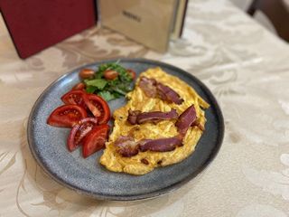 Omlet sa pančetom i paradajzom