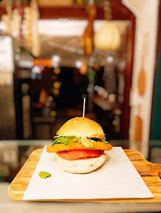 Panino con pollo fritto, lattuga e pomodoro