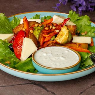 Салат из овощей на гриле