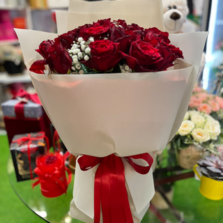 Bukiet 19 róż -(50/SM) z dodatkami.