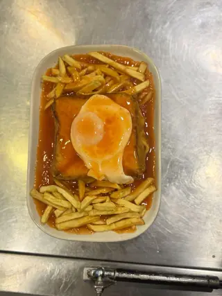 Francesinha com Ovo