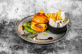 Burger cu dulceață de bacon și cartofi prăjiți cu sos alioli K