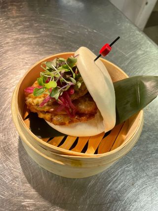 Pan bao de cangrejo en tempura