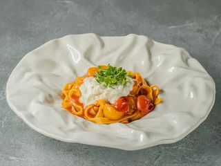 Паста Араб'ята з томатами чері, свіжим базиліком і страчателою