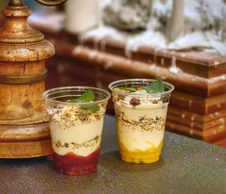 Yogurt Parfait cu musli si fructe de padure - produs de post