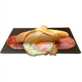 Montadito Cojonudo De Lomo Ibérico Y Huevo Frito