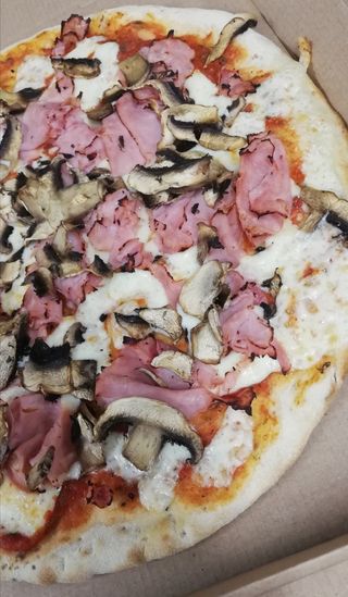 Pizza Prosciuto Funghi 33