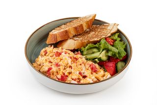 Скрэмбл с хрустящим багетом