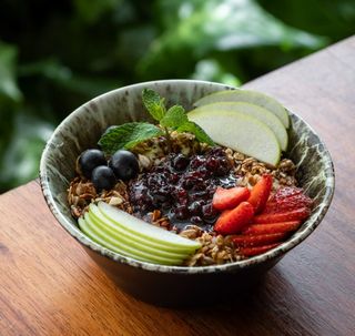 Bowl de Iogurte com Granola caseira e Frutas