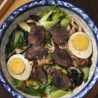 25. Ramen maiale con verdure e uova