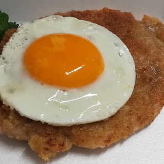 Kotlet schabowy z jajkiem sadzonym 200g