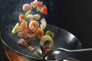 Orez prajit la wok cu creveti picanti