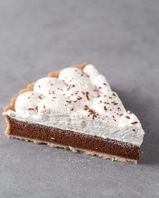 Porción tarta de chocolate y nata 