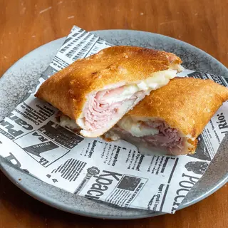 Empanada De Jamón Y Queso