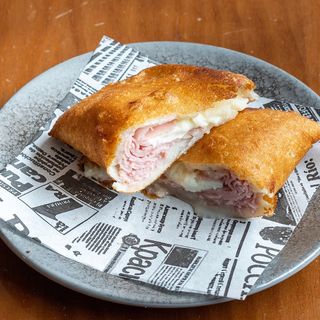 Empanada De Jamón Y Queso