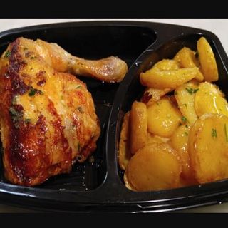 Cuarto Pollo Asado (520 gr) y Patatas a Lo Pobre (200 gr)