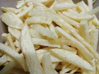 Bandeja de patatas fritas naturales