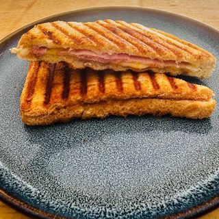 Sándwich De Queso Y Serrano